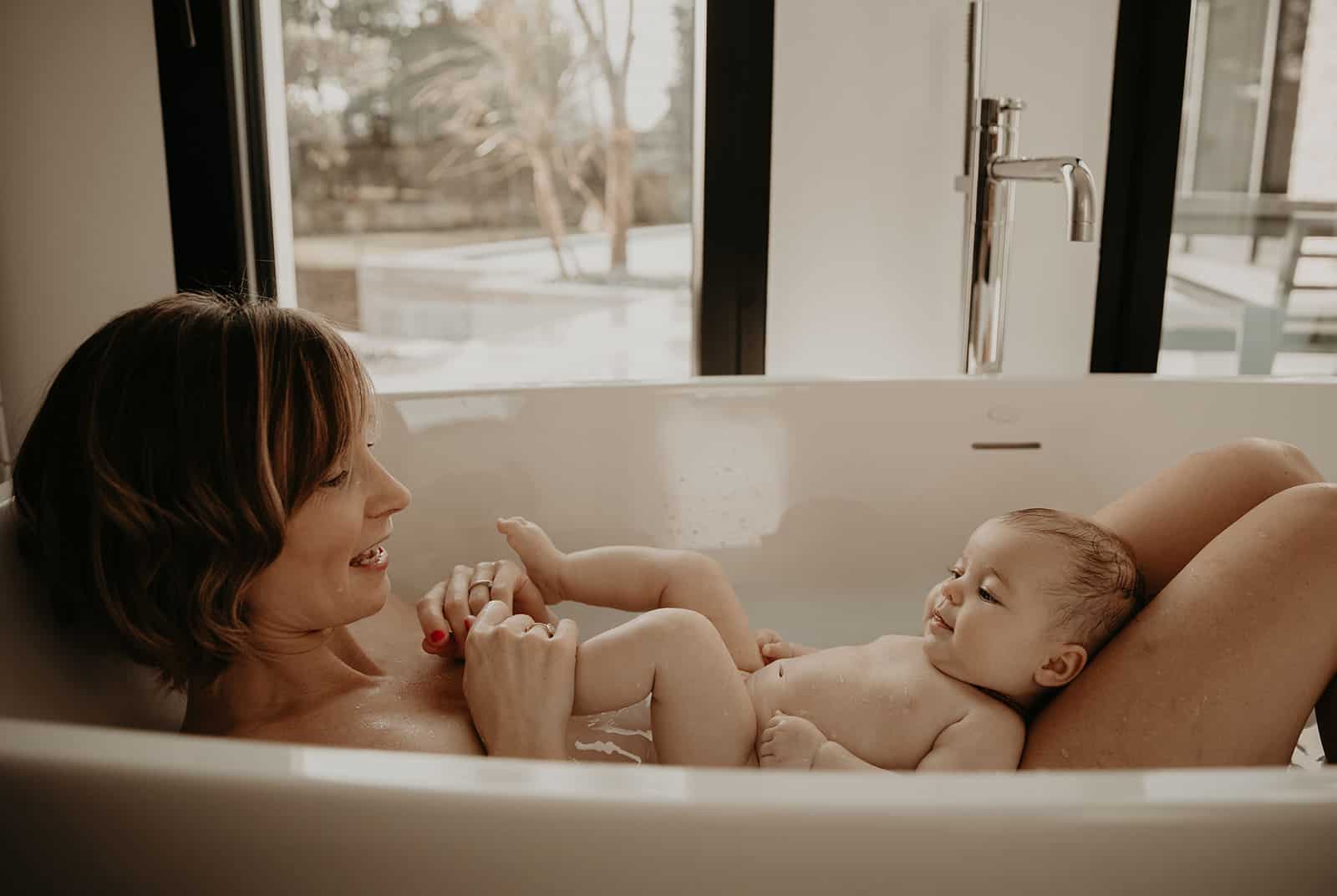 seance-photo-grossesse-maternité-naissance-nouveau-né-allaitement-peau-a-peau-femme-en-enceinte-olivia-poirier